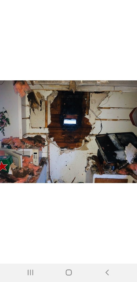Mur ouvert pendant des travaux de rénovation et de câblage électrique