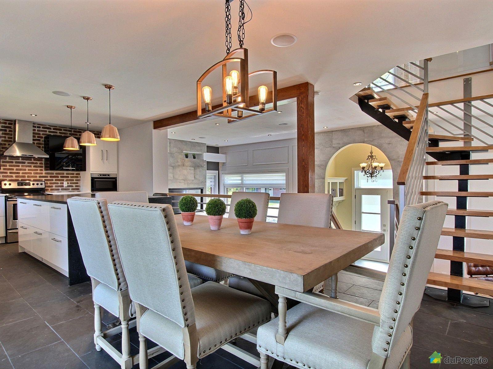 Salle à manger avec luminaire suspendu au-dessus de la table