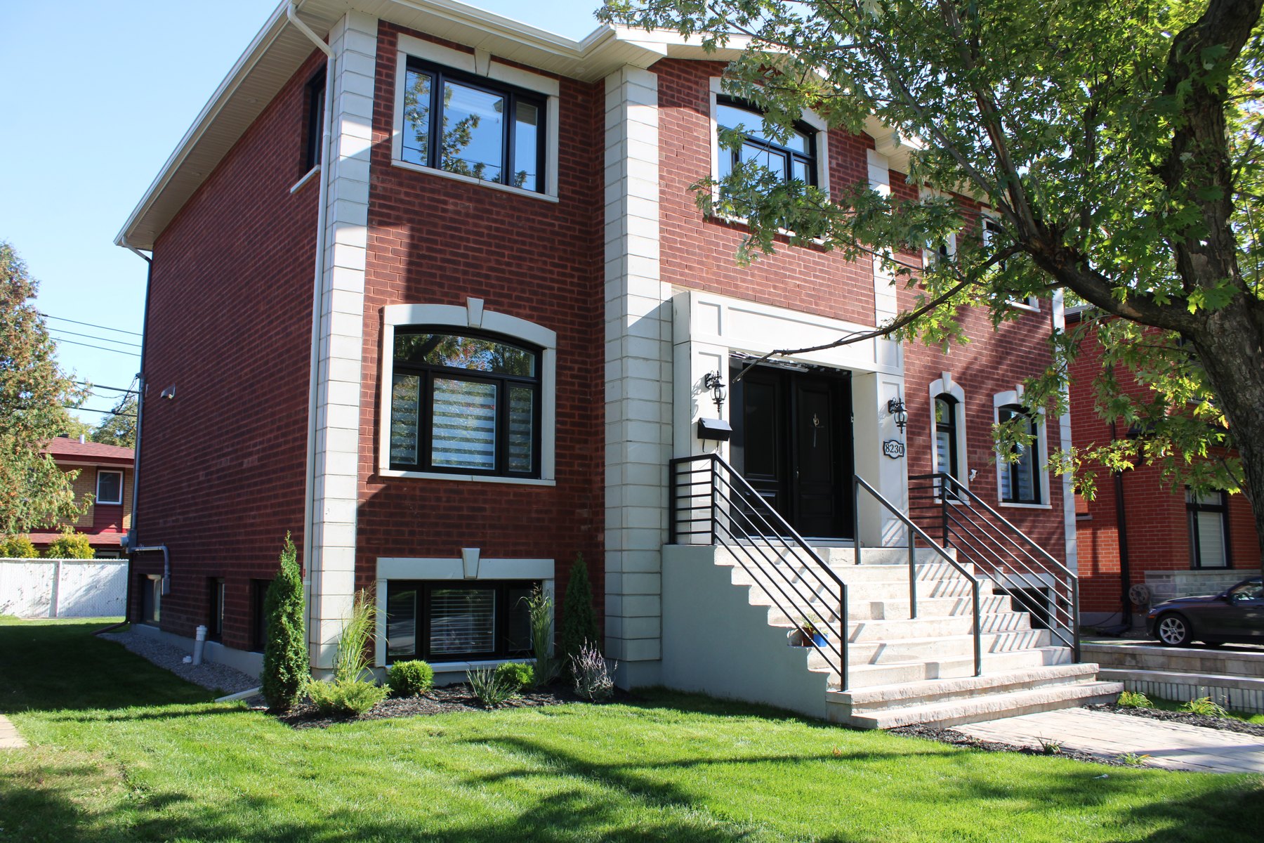 Résidence neuve en brique avec garage